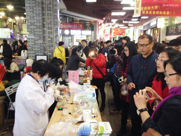 東莞市常平鎮(zhèn)質(zhì)檢中心美食節(jié)現(xiàn)場(chǎng)開展食品安全抽