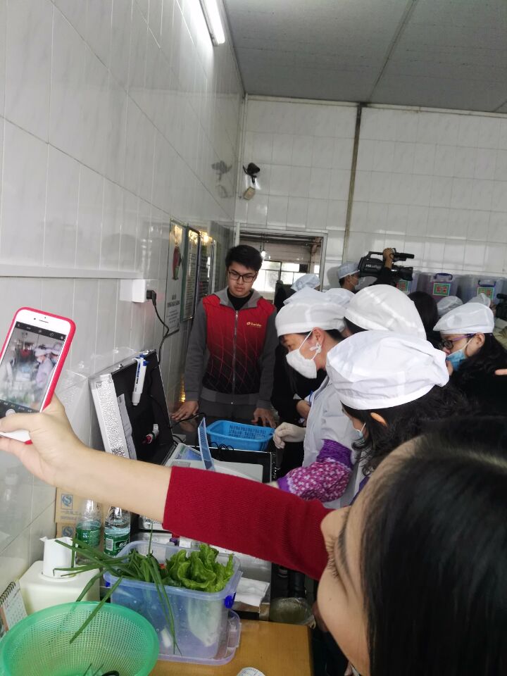 南海區(qū)食品藥品監(jiān)督局獅山分局食用農(nóng)產(chǎn)品快檢設(shè)備捐贈儀式在獅山舉